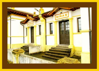 Acceso a las Escuelas de San Juan de Amandi, Villaviciosa, 1923. La separación de niños y niñas, propia de la época y hoy vista como trasnochada, suponía, a mi juicio, un adelanto importante puesto que significaba, de hecho, la consolidación de la mujer a la formación académica.