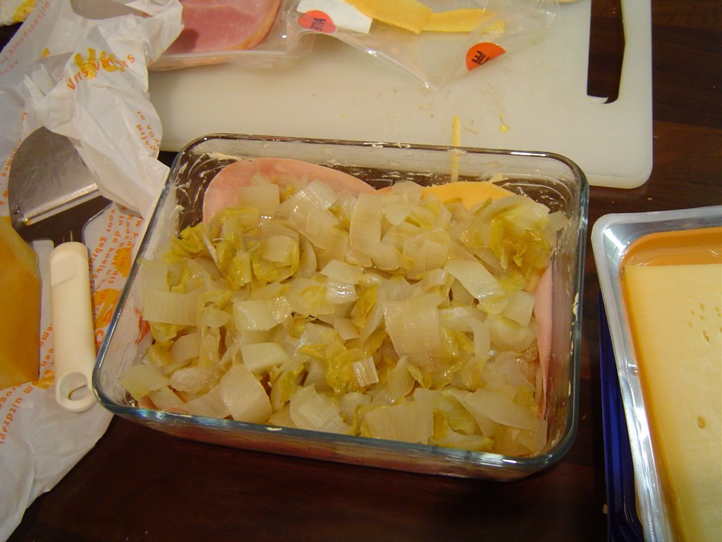 gesneden witlof met ham en kaas uit de oven gesneden witlof met ham en kaas uit de oven