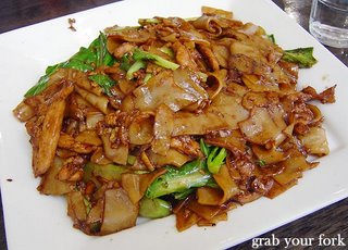 pad see ew with chicken flat rice noodle