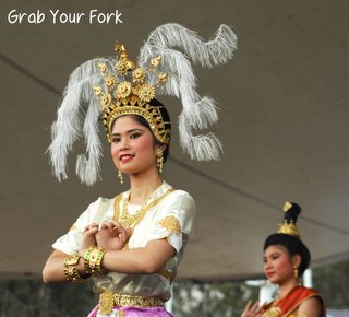 thai dancers 1