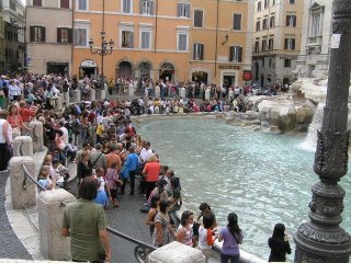Crowds at Trevi fountain