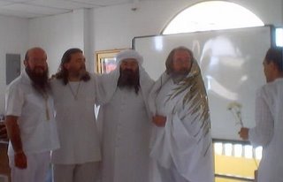 Con el Guru Pitric, al extremo, el Iniciado Sufi y M.R. Getuls Gonzalo Arcos, Al Sheik GG::, Guru Ji Oxil Pali Ur viendo llegar a otro Iniciado de la Orden GG::