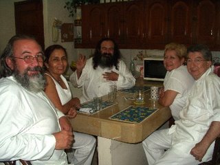 Con Iniciados de la Orden, la esposa -Mata Ji Dhyana Geburah- y el Sheikh GG:: - 2002