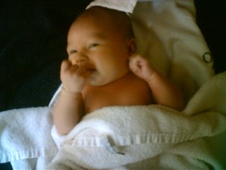 Luca 15 jours apres sa naissance, au sortir du bain