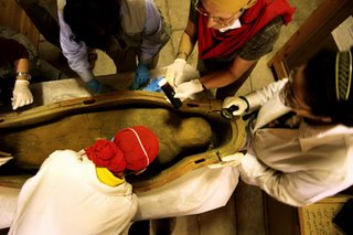 Descubrimiento de una momia por el equipo del proyecto Djehuty