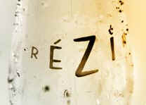 logo rezin wine bottle condensation