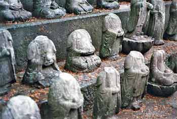 Estatuas de Jizo decapitadas
