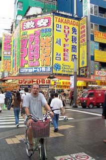 Pedro con bici en Japón