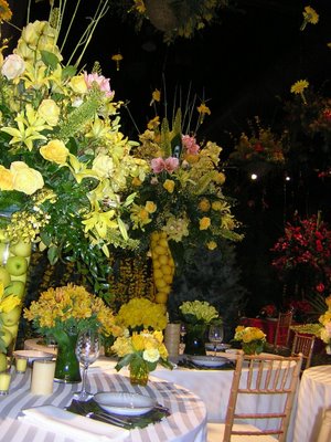 Flower Arrangement: Table Setting in the Garden ...