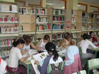 Alumnos trabajando en la Biblioteca