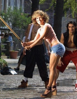 Jennifer López juega pelota en una calle de Nueva York