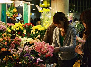 Verkoopster in een bloemenzaakje bij Umeda metrostation