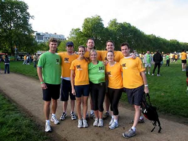 earnyourbreakfast.com: EYB London athletes hit the roads in the Nike Run  London 2006!!!