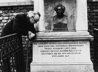 Alfred Brendel at the grave of Franz Schubert