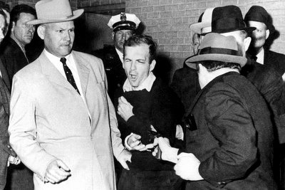 Fotografia del moment en que Jack Ruby dispara i mata Lee Harvey Oswald, l'assassí de John F. Kennedy