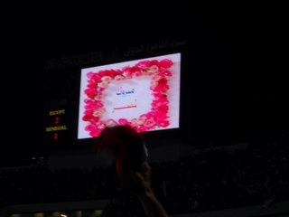 Des roses sur le panneau d'affichage a la fin du match