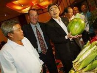 (from right) Mah, McGilivray and vegetable growers association chairman Tan So Tiok visiting an agricultural produce exhibition in Cameron Highlands on Friday.