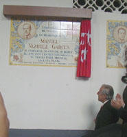 Manolo Vázquez tras descubrir un azulejo en su honor en la Monumental de Las Ventas, el 04/06/2000. Foto: Archivo de burladero.com