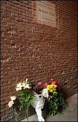 Flores bajo el azulejo de Joaquín Vidal. Foto de Juan Pelegrín publicada en las-ventas.com