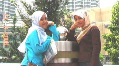 2 org gadis ayu yg turut serta ke pc fair berposing di jambatan taman klcc..