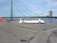Белый лимузин. вантовый мост. Река Даугава.