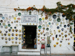 壁に飾られた陶器がステキなお店。