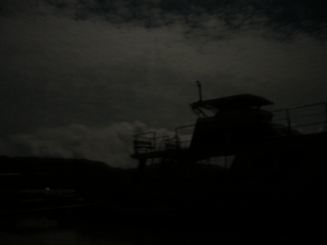 闇夜と船。