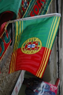 Bandeira portuguesa às riscas amarelas