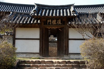 The main entrance to the seowon compound.