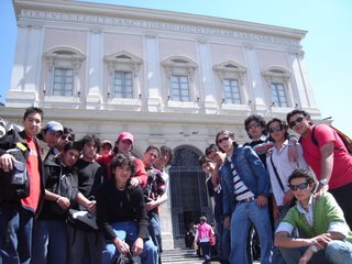 A la salida de la Scalla Santa