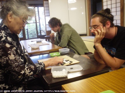 やっているところだね | Seems they're playing a game, eh? Image © 2006 Jonathan's Japan Journal