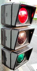 Sajer tunjuk gambar traffic light in case korang tak kenal ker.. haper ker...