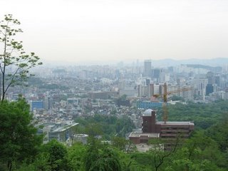 вид на Сеул со склона горы Букаксан