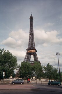 a classic view of the tour eiffel