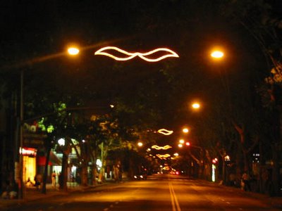 Iluminación navideña en la avenida Caseros