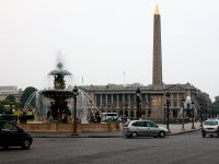 Der Obelisk und die beiden Brunnen auf dem Place de la Concorde. Durch die Vergrößerung kann man sich nur schwer vorstellen, wie winzig diese Brunnen auf dem riesigen Platz wirken.