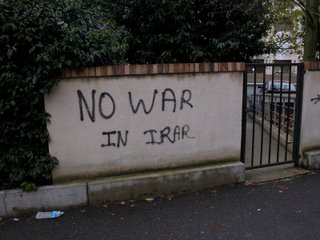 Graffito auf Mauer: No war in Irar