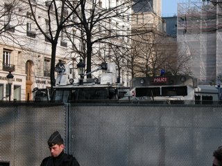 Zwei Meter hoher Zaun um den Place de la Sorbonne, auf dem schwer militärisch aussehende Polizeifahrzeuge stehen