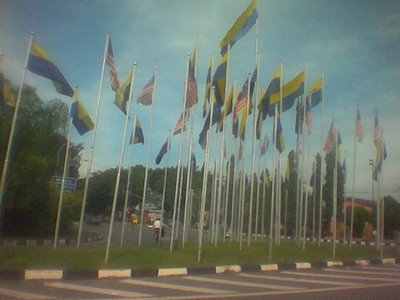 Perlis flags... so many of them on one T-Conjunction... i don't see these in KL, except election flags... yeah... erhmm...