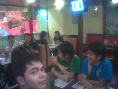 on my left side.. i dunno his name, front left of me, Heng (dota guy) and Keat (the attitude guy)...