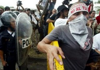 A Costa Rican student takes part in a protest march near the National Stadium where President Oscar Arias is holding his inauguration ceremony, in San Jose, Costa Rica May 8, 2006. Nobel laureate Arias begins a second stint as president of Costa Rica on Monday, taking power in a nation divided over free trade with the United States and widely seen as rudderless. Arias, is the 53nd president of Costa Rica, dating from 1848. REUTERS/Oswaldo Rivas