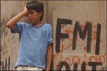 foto niño oprimido por culpa del FMI