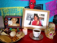 Maj och Ylva har gjort ett altare till minne av Jorges farfar, Majs mamma och mormor & morfar.