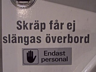 Skräp får ej slängas överbord - Endast personal. MS Lotten (Barnägen-Hammarby Sjöstad) 8 november 2006.