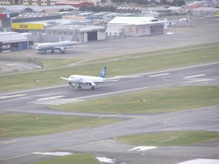 A320 taking off, RNZAF B757 in the background