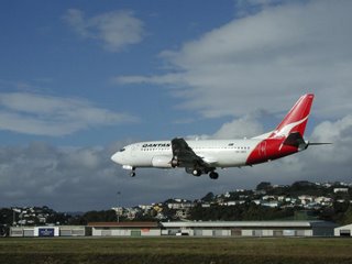 Qantas B737 landing at Wellington runway 34