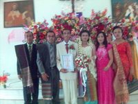 Dari kiri: Adik saya Eksa, saya, mempelai, Erba adik perempuan saya, dan Hotma (nyonya Eksa). Saya bergaya dengan dasi modal pinjam dari bokap