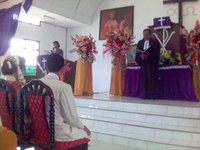 Kedua mempelai mendengar khotbah Pak Pendeta. Aku dan seisi rumahku.....