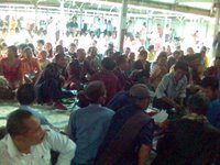Makan rame-rame duduk lesehan. Kacang panjang tauconya ueeeenak tenan…
