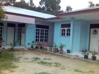 Rumah pendeta (kiri) dan rumah Bivo. Biru muda segarrrr…